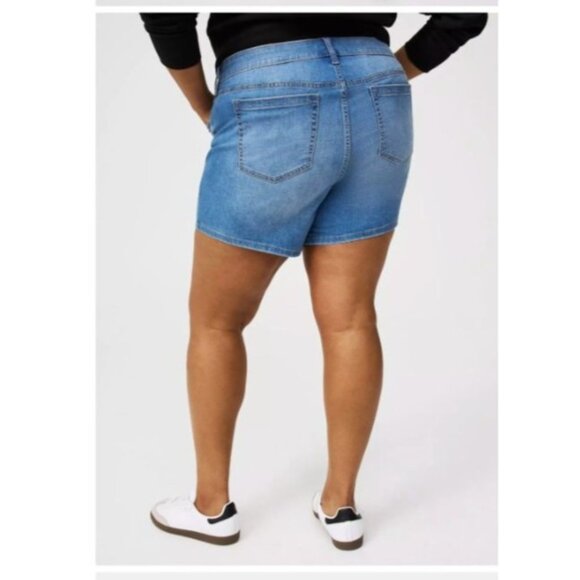 Torrid Mid-Rise Mid Shorts Vintage Stretch Denim jean Size 22 plus Womens new - Picture 2 of 7
